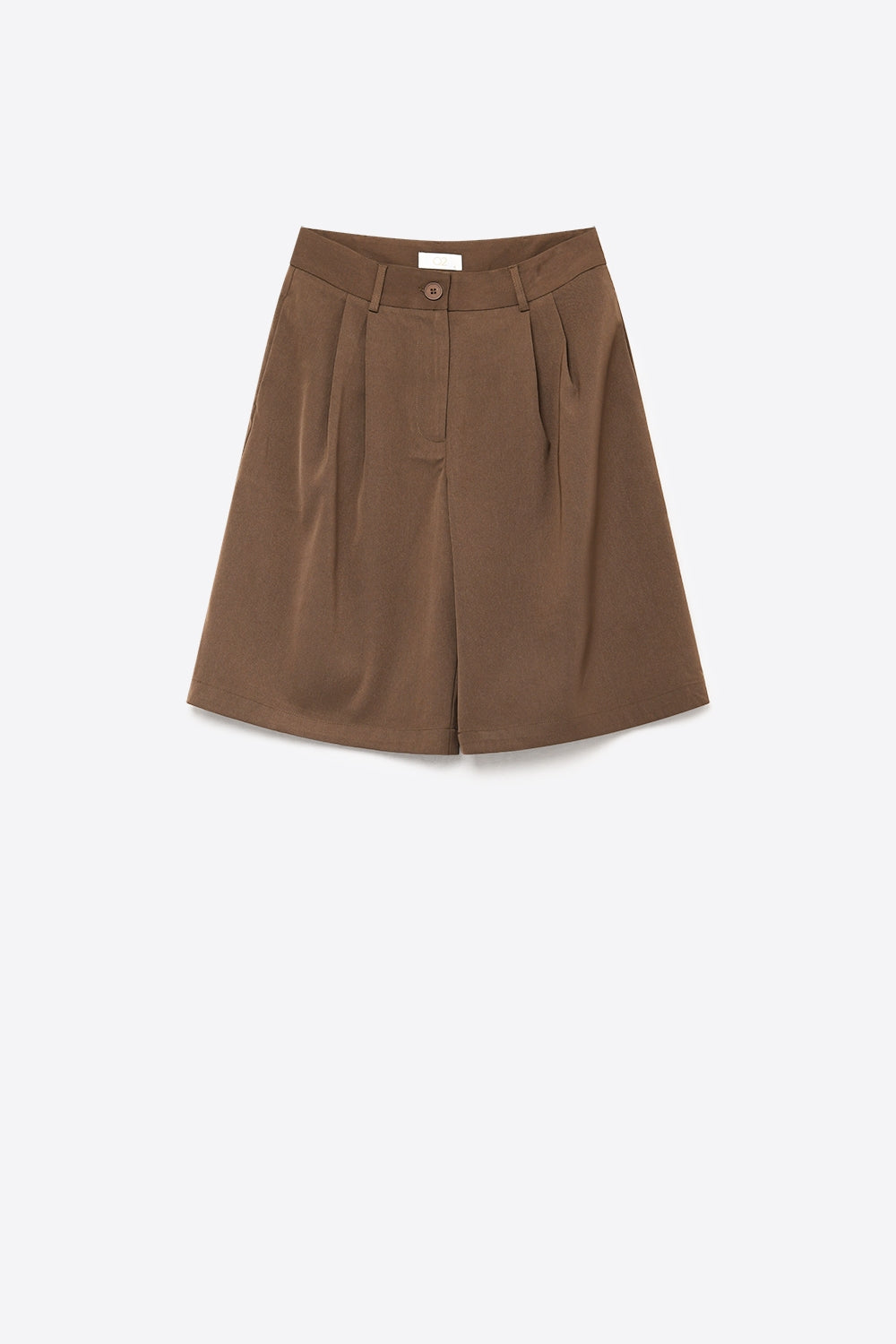 Bermudas marrones plisadas hasta la rodilla con ajuste entallado