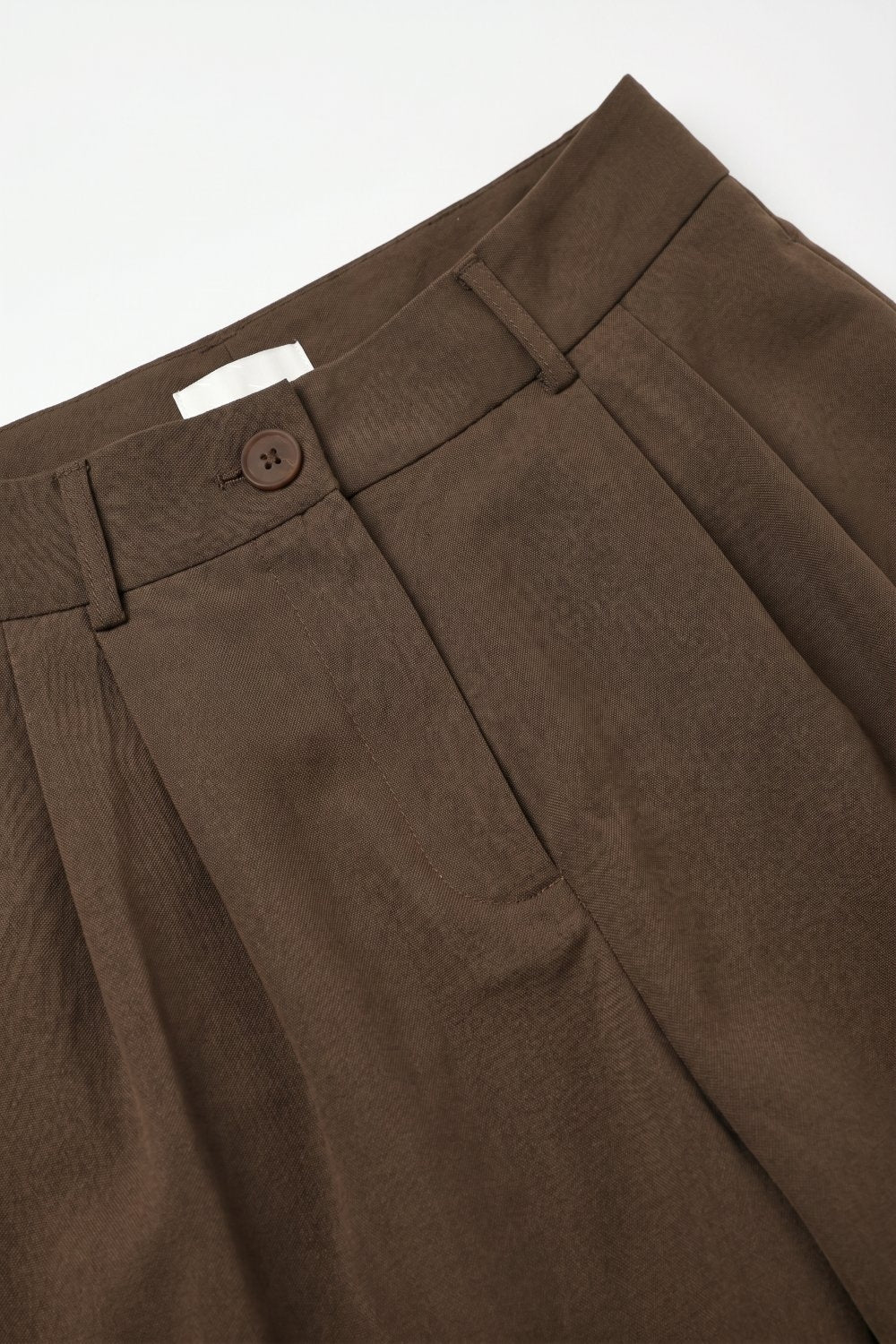 Bermudas marrones plisadas hasta la rodilla con ajuste entallado