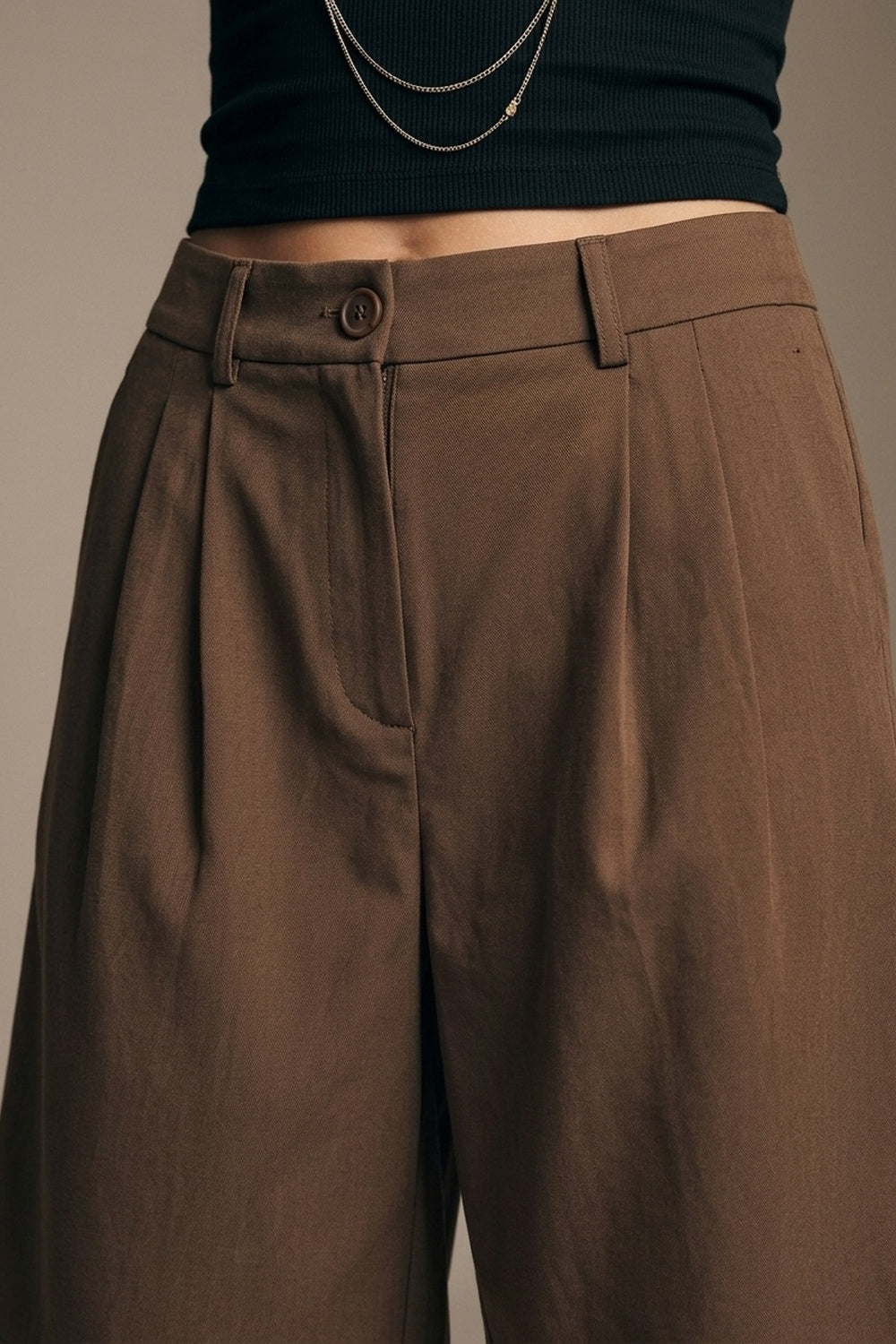 Bermudas marrones plisadas hasta la rodilla con ajuste entallado